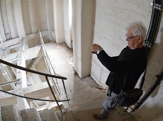 Dietrich Streubel fotografiert den Wasserturm in Hoym für einen Kalender, den ein Zwickauer Ingenieurbüro für Hochbau, Tiefbau und Vermessung nun schon im elften Jahr erstellt.
