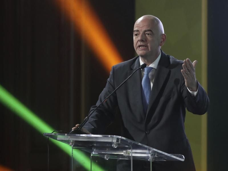 Gianni Infantino forderte den Iran auf, auch Frauen den Zutritt ins Stadion zu gewähren. Foto: Hassan Ammar/AP