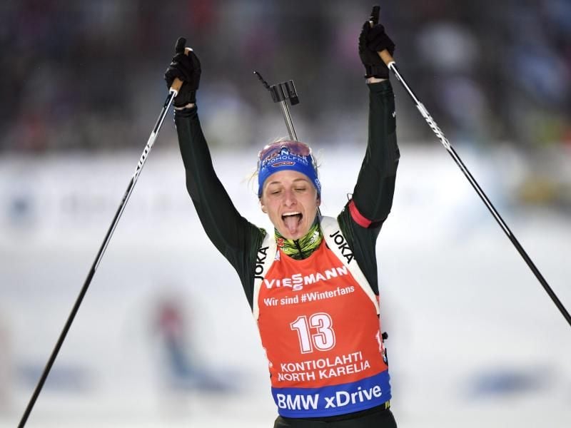Vanessa Hinz jubelt über ihren ersten Sieg im Weltcup. Foto: Martti Kainulainen/Lehtikuva