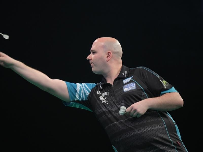 Wirft in Blackpool um den Sieg: Rob Cross. Foto: Jörg Carstensen