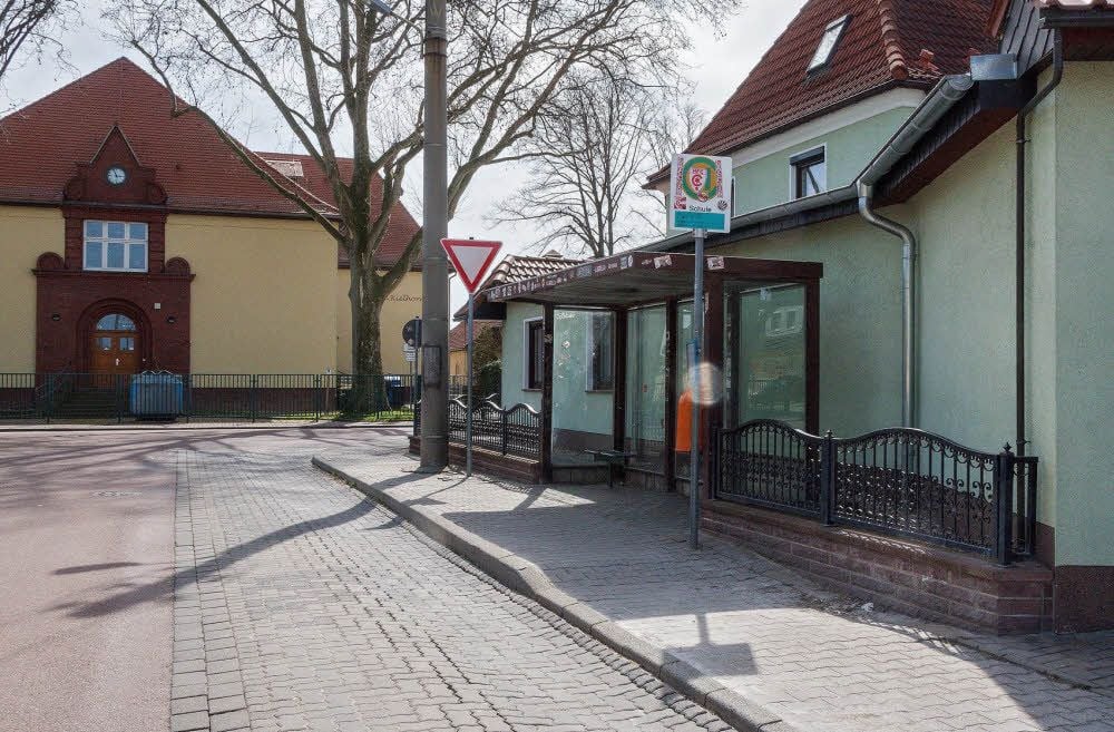 Die Bushaltestelle Großkayna ist jetzt zu kurz, um sie nach den Vorschriften barrierefrei umzubauen. Eine neue muss deshalb an anderer Stelle errichtet werden. Ein gleichzeitiger Rückbau der alten ist bisher nicht vorgesehen.