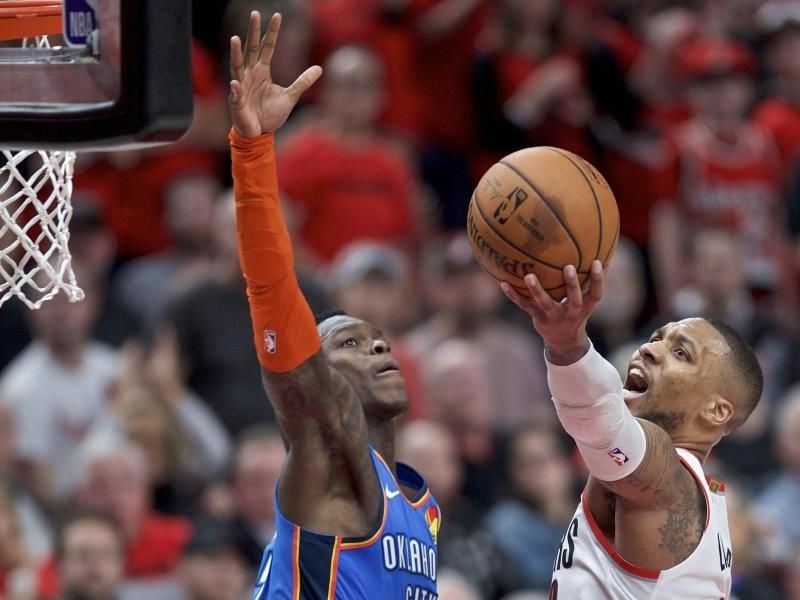 Dennis Schröder (l) versucht, Damian Lillard am Korberfolg zu hindern. Foto: Craig Mitchelldyer/AP