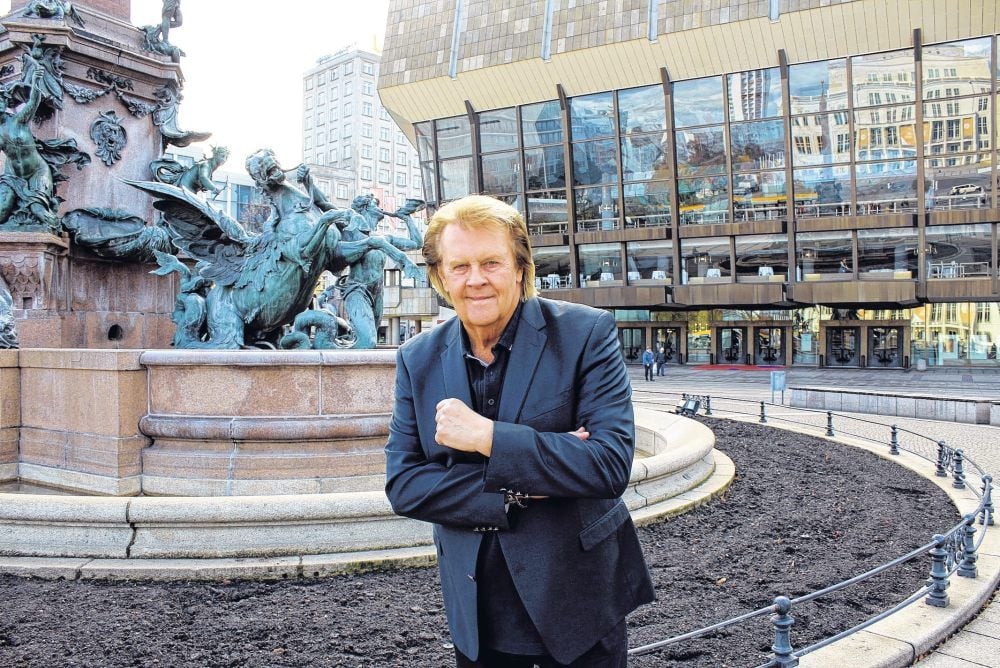 Howard Carpendale vor dem Gewandhaus in Leipzig. Im kommenden Frühjahr gastiert er in der Stadt, dann allerdings in der Arena.