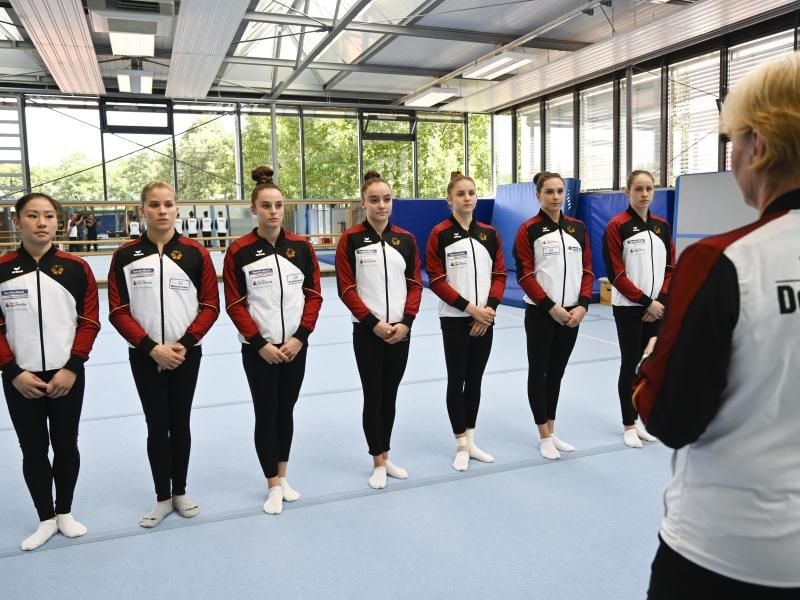 Das Frauen-Team für die WM: Trainerin Ulla Koch (r) spricht zu den Turnerinnen (v.l.) Kim Bui, Elisabeth Seitz, Pauline Schäfer, Lisa Zimmermann, Emelie Petz, Sophie Scheder und Sarah Voss. Foto: Thomas Kienzle