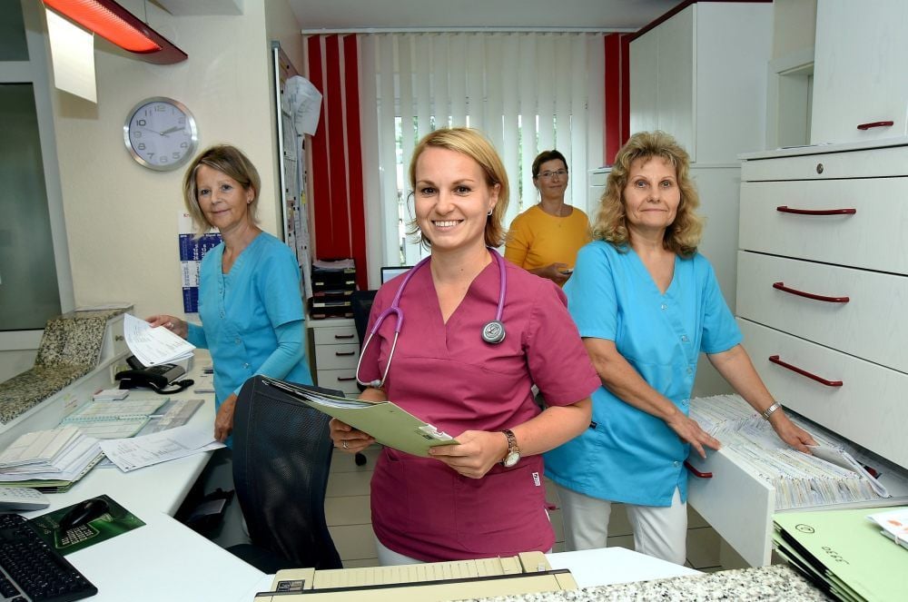Die Fachärztin für Allgemeinmedizin Zuzana Kriegel (vorn) hat die Arztpraxis in Grana übernommen. Ihre Mitarbeiterinnen sind Kerstin Gosserau (l.), Schwester Rita Mayr (hinten) und Schwester Christine Hädrich (r.).