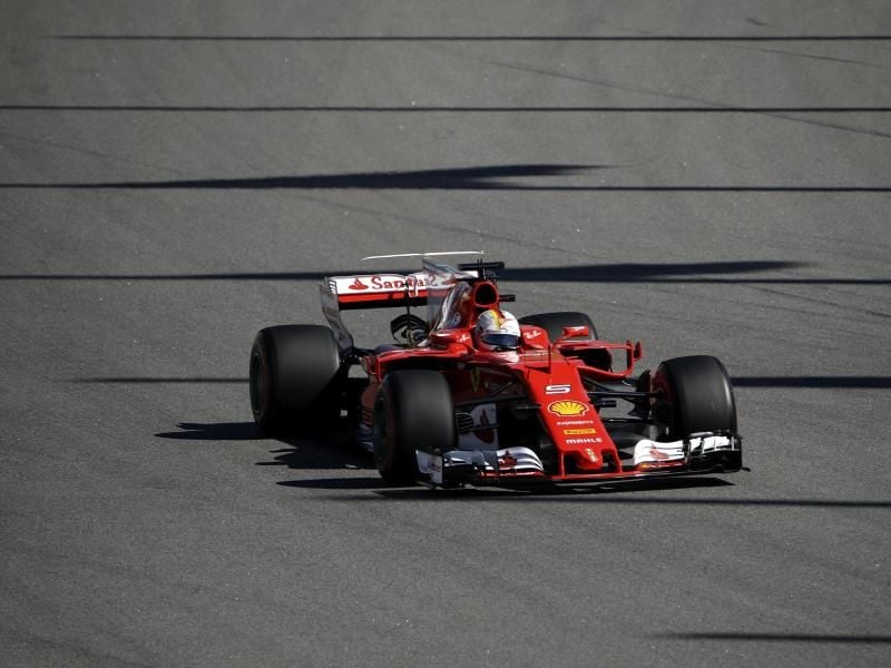 Ferrari-Pilot Sebastian Vettel startet in Sotschi von der Pole Position in den GP von Russland. Foto: Pavel Golovkin