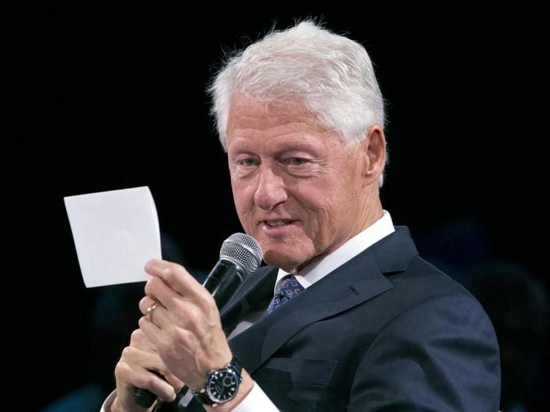 Bill Clinton bezeichnete Dirk Nowitzki als „Weltklasse-Mensch”. Foto: Mark Lennihan/AP