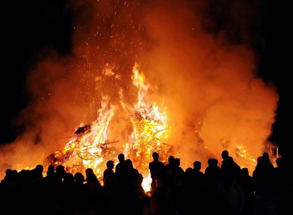 Am Gründonnerstag wird es in Hettstedt Osterfeuer geben. Die Veranstaltungen müssen aber laut Gesetz um Mitternacht beendet werden.