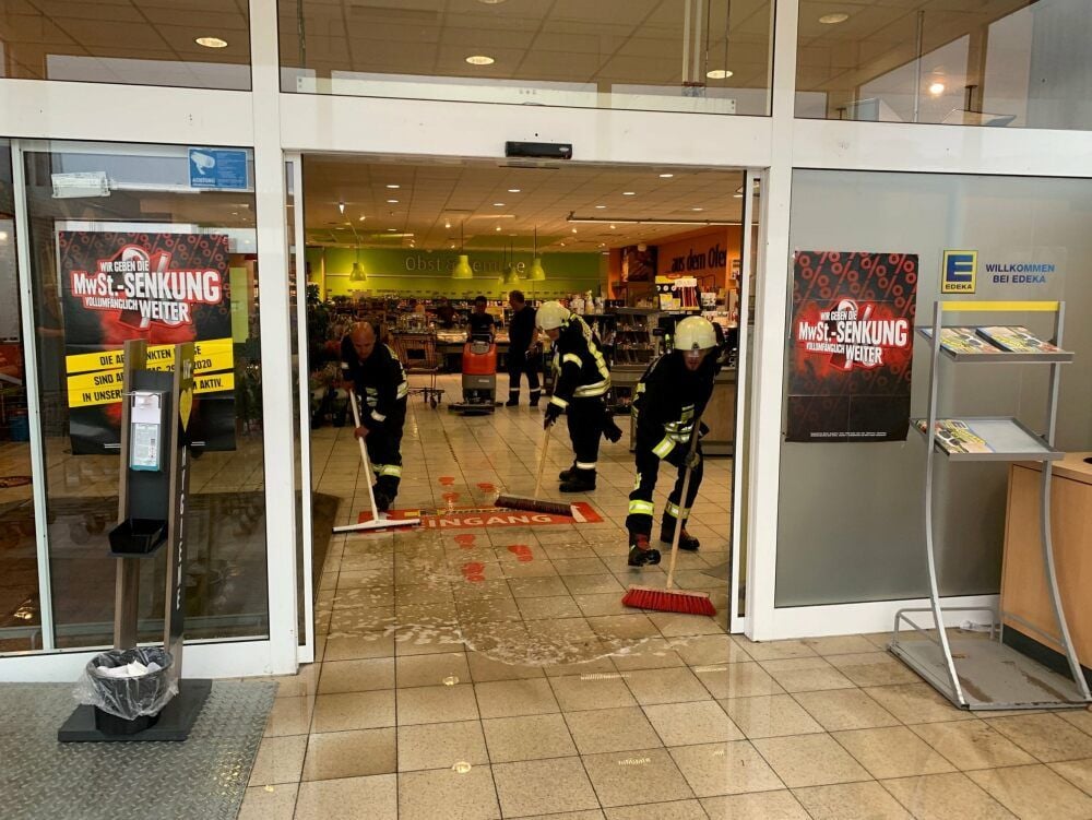Im Edeka-Markt musste gewischt werden.