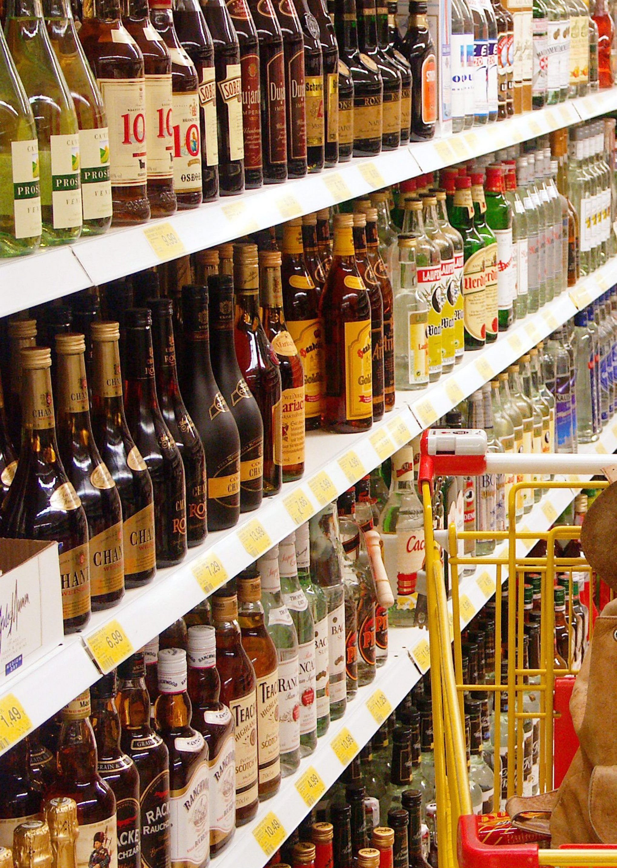 Ein Spirituosenregal in einem Supermarkt