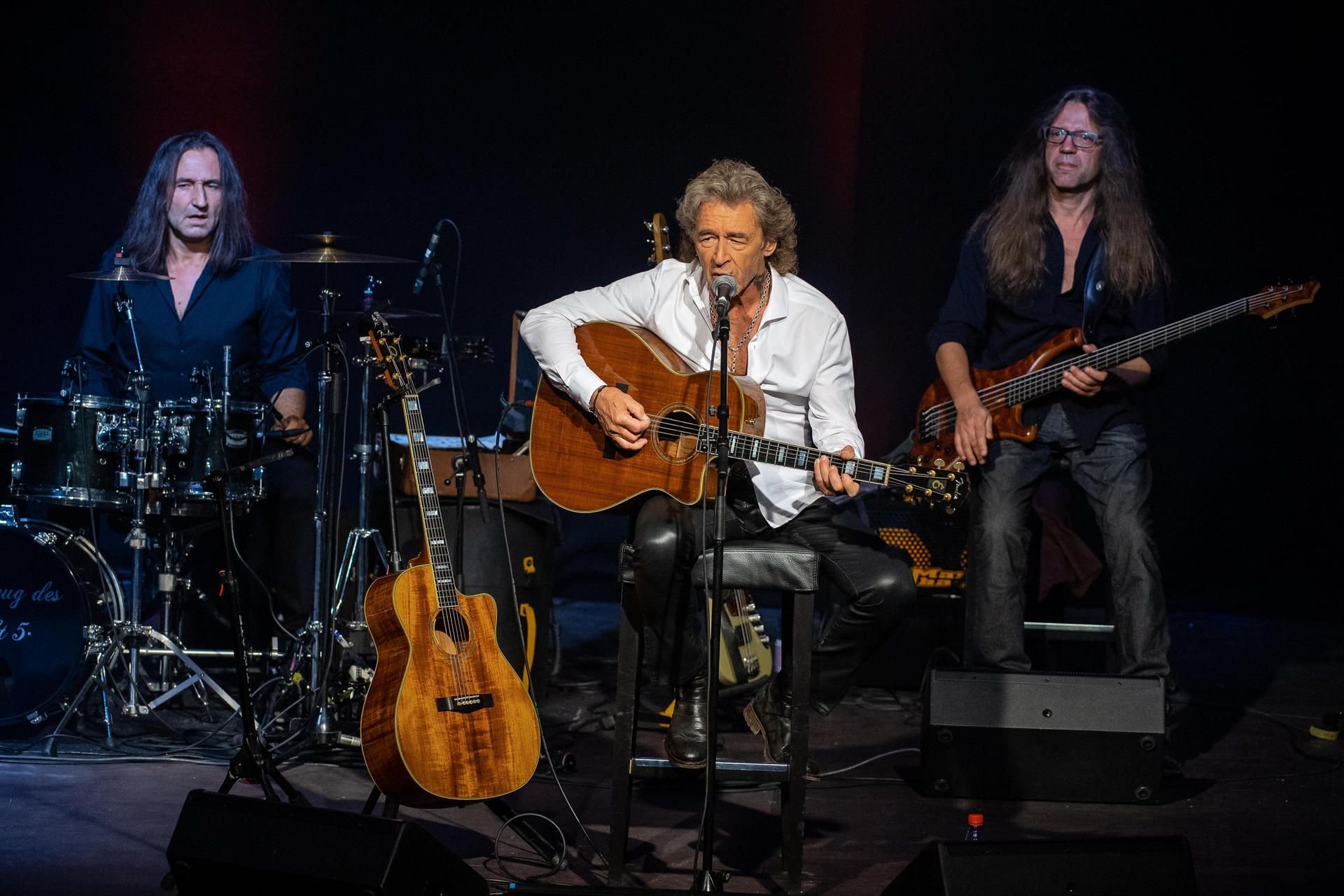 Peter Maffay (M.) flankiert von den halleschen Musikern Matthias „Meff“ Schimetzek-Nilius und Kai „Geyer“ Büttner (r.) am Freitag auf der Bühne des Steintor-Varieté in Halle.