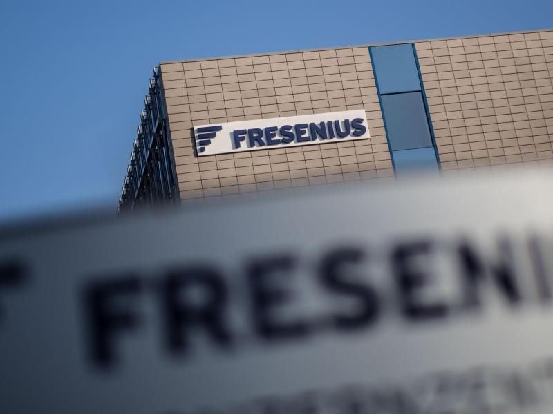 Das Firmenlogo von Fresenius am Firmensitz in Bad Homburg (Hessen). Foto: Frank Rumpenhorst/Archiv