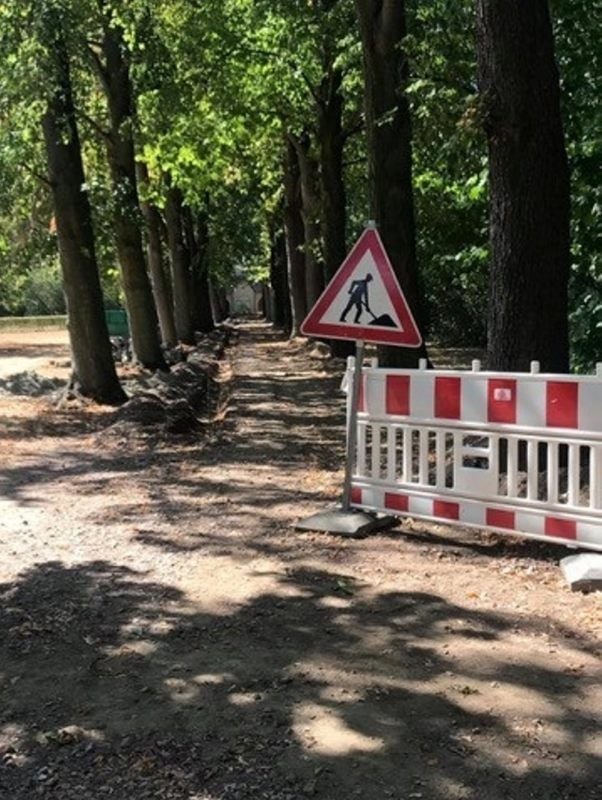 Auf dem Friedhof in Hoym ist der Weg aufgebuddelt. Hier wird eine Wasserleitung verlegt.