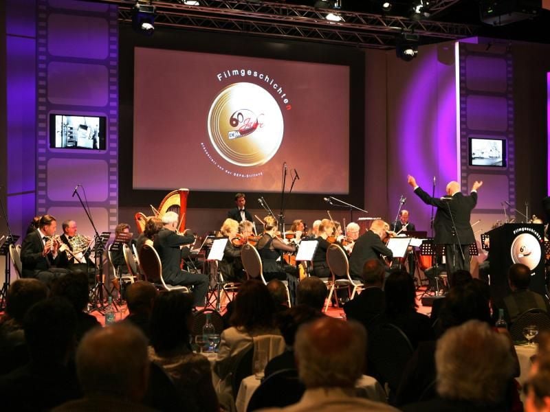 Das Deutsche Filmorchester Babelsberg spielt auf der Bühne der Caligari-Halle der Babelsberger Studios in Potsdam. Foto: Nestor Bachmann