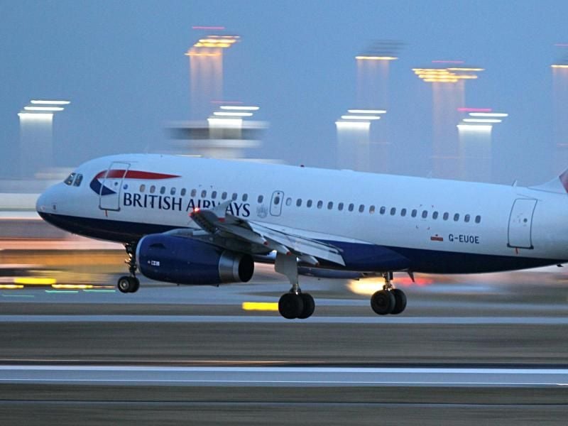 Ein landendes Passagierflugzeug von British Airways ist zu sehen. Foto: Rene Ruprecht/Archiv