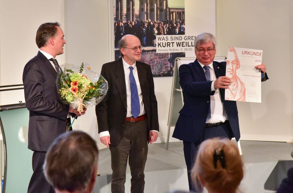 Willi Goetschel (Mitte) bekommt den Moses-Mendelssohn-Preis von Oberbürgermeister Peter Kuras (re.) und Cord-Friedrich Berghahn verliehen.