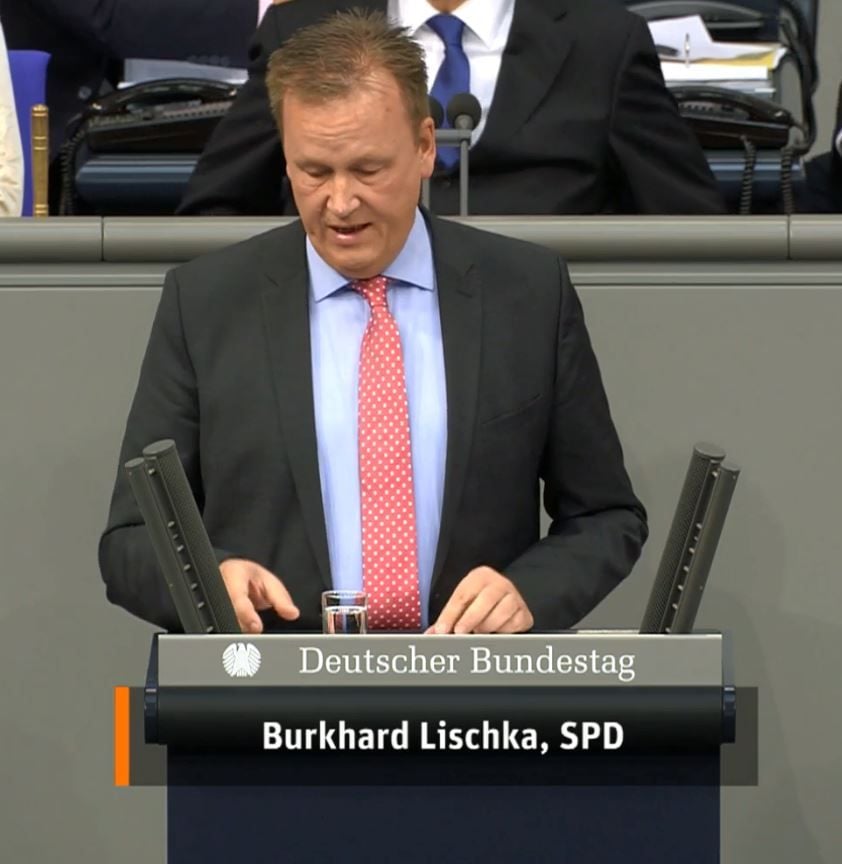 Burkhard Lischka spricht im Bundestag.