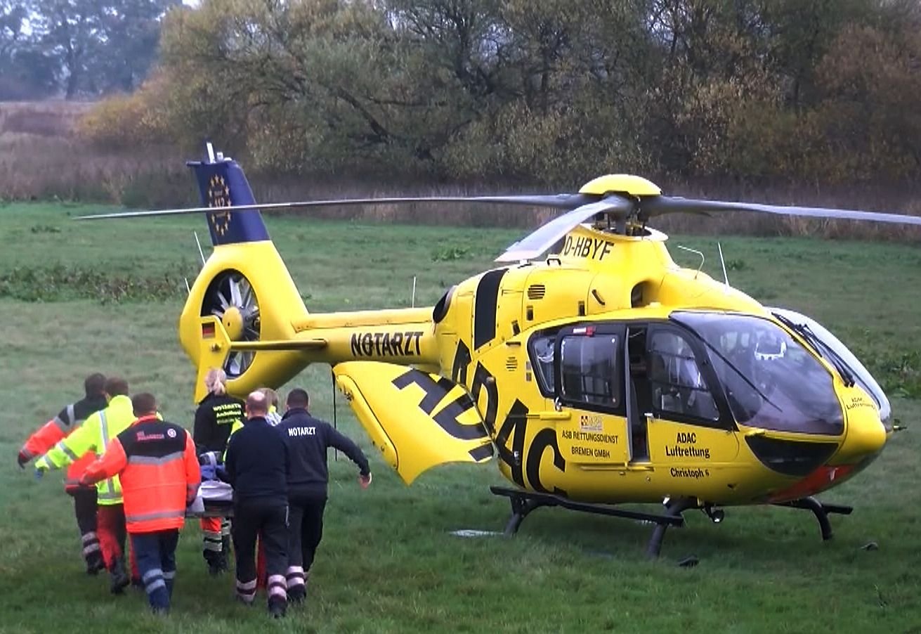 Der Fahrer erlitt schwere Brandwunden und musste per Hubschrauber in eine Spezialklinik geflogen werden.