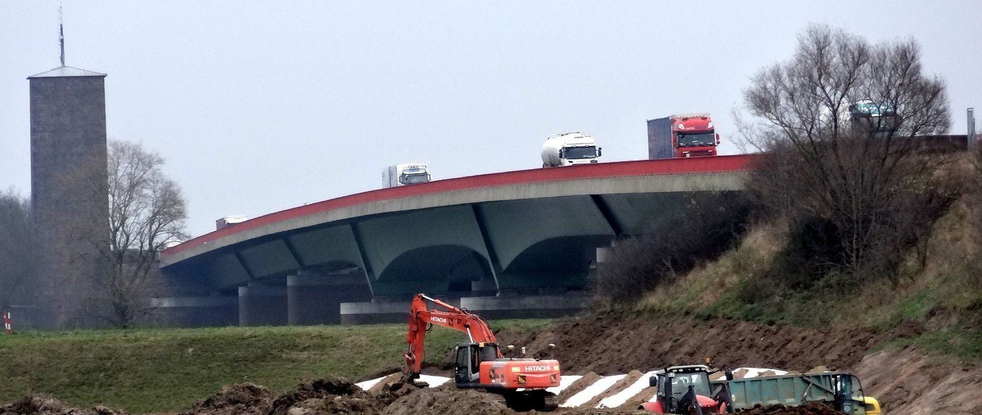 Die Elbebrücke der A 9 bei Vockerode über die Elbe. Der Aussichtsturm befindet sich an der Spur Richtung München.