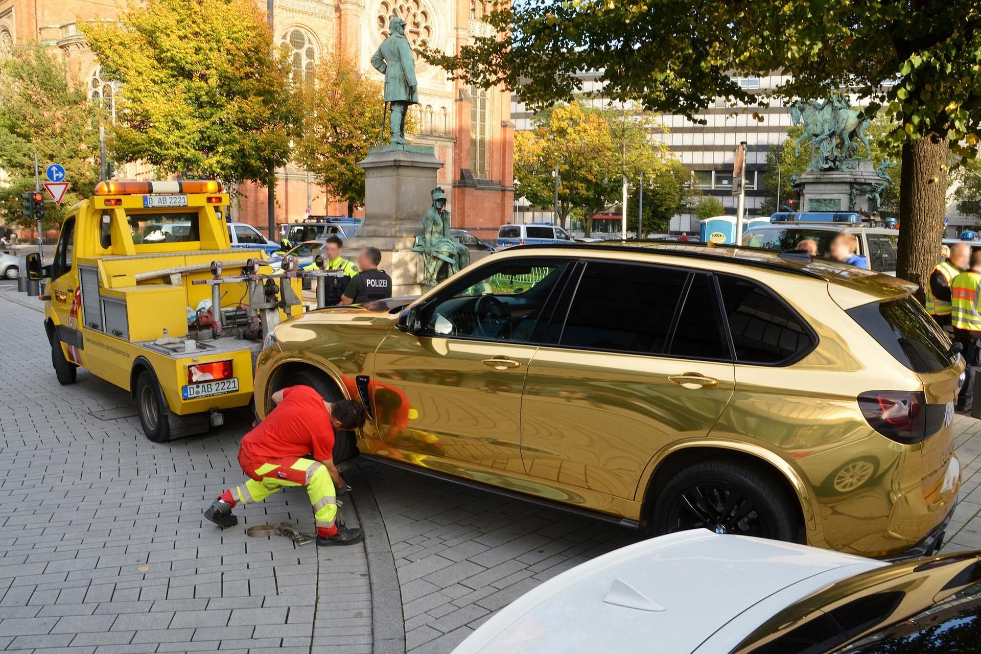 Ein goldener SUV wird nahe der Königsallee abgeschleppt.