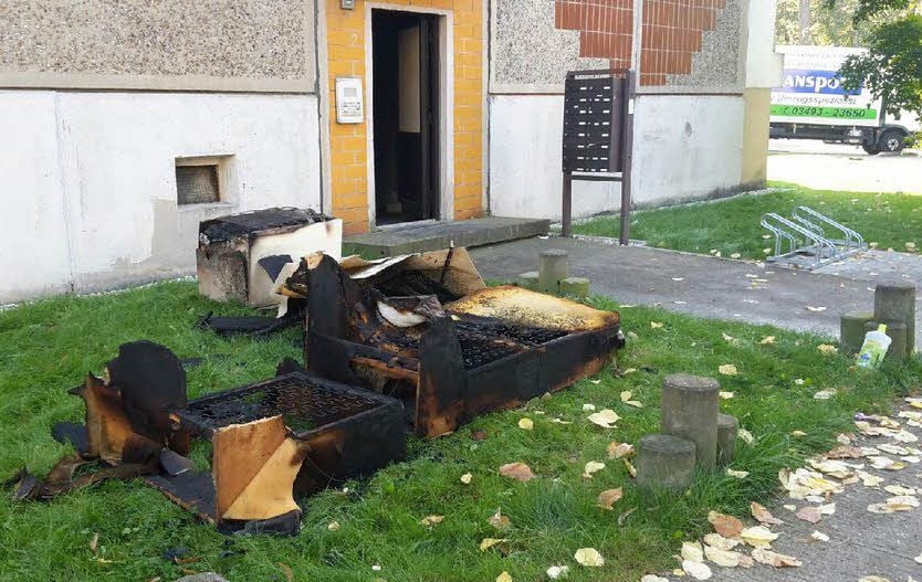Die Reste der abgebrannten Couch.