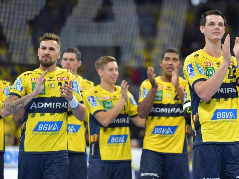 Die Spieler der Rhein-Neckar Löwen freuen sich über ihren Heimsieg gegen müde Berliner. Foto: Uwe Anspach