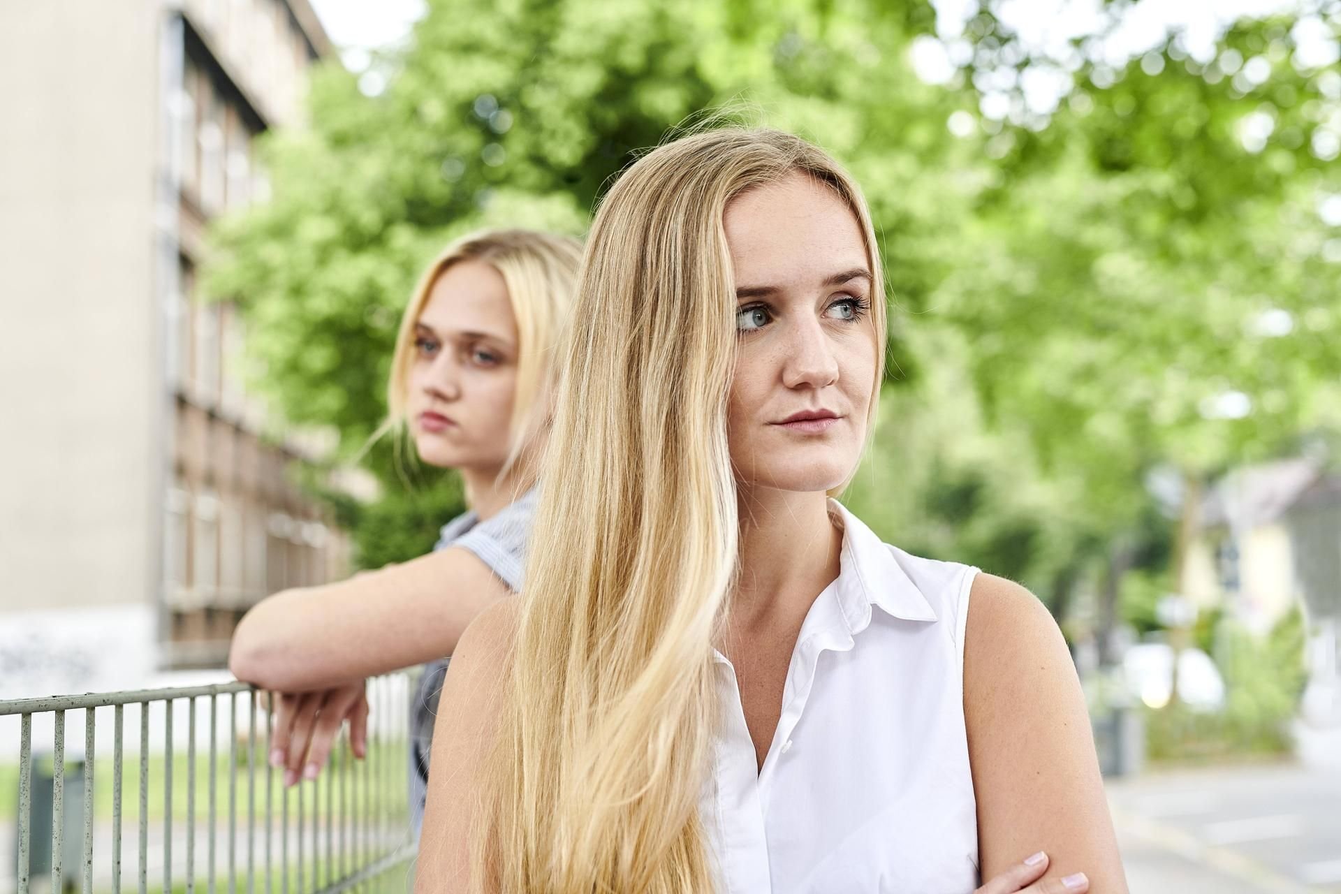 Im Laufe des Lebens kann es durchaus passieren, dass Freundschaften auseinander gehen. Wie man sich am Besten von Freunden verabschiedet, hängt auch von der Dauer der Freundschaft ab.