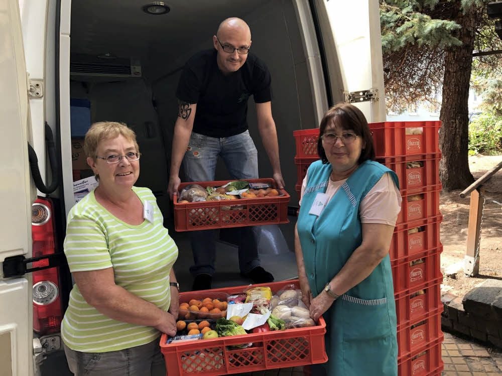 Regina Hicksch, Silvio Weis und Christine Kraus (v.l.) arbeiten bei der Eisleber Tafel.