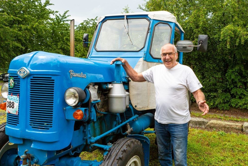 „Normal kann jeder“, sagt Jürgen Lehnert, der sich freut, mit seinem Traktor über den Fichtelberg zum Kap Arkona gefahren zu sein.