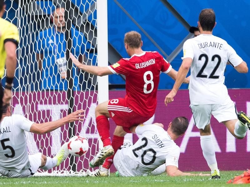 Der Neuseeländer Michael Boxall (l) sorgte mit einem Eigentor für die russische 1:0-Führung. Foto: Marius Becker