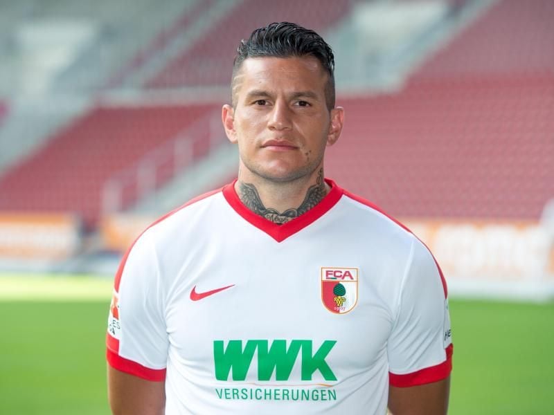 Raul Bobadilla hat seinen Vertrag in Augsburg bis 2020 verlängert. Foto: Tobias Hase