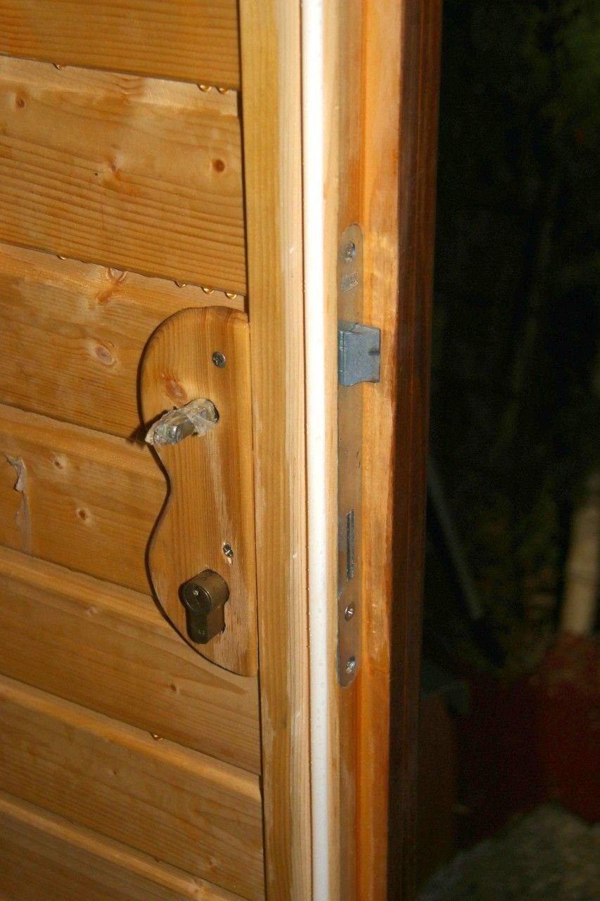 Weil die Türklinke abbrach, konnten die Frauen die Sauna nicht mehr verlassen. Nun ermittelt die Kriminalpolizei.