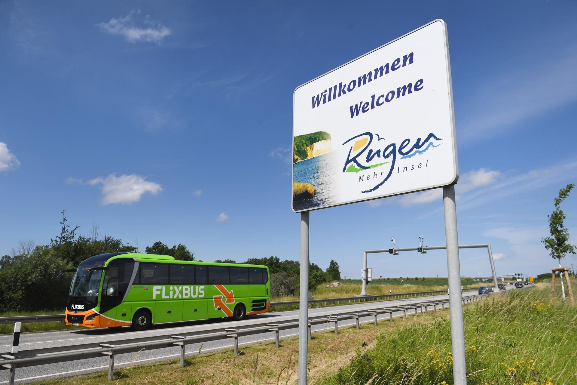 Ein Willkommens-Schild mit dem Schriftzug "Willkommen" steht an der Bundesstraße B96 bei Altefähr auf der Insel Rügen.