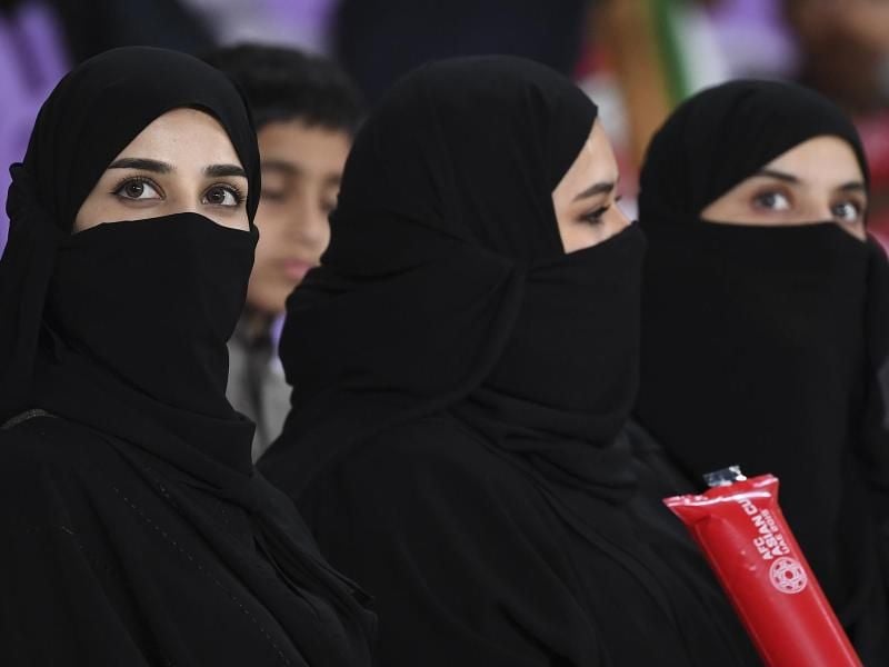 Verschleierte Frauen stehen während des Spiels der Vereinigten Arabischen Emirate gegen Australien auf der Zuschauertribüne. Foto: Hassan Ammar/AP