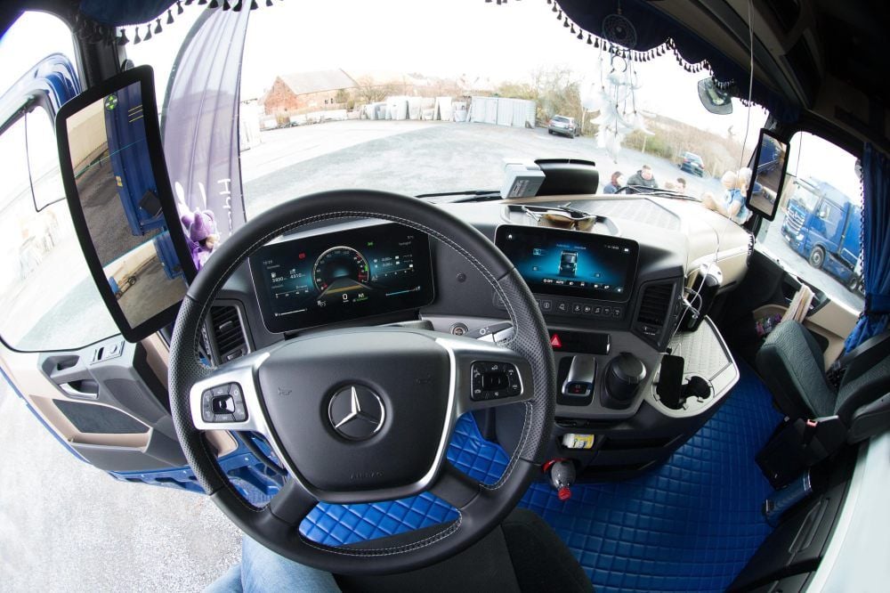 Im modernen Cockpit sind die „Spiegel“ innen - und sind gar keine echten Spiegel, sondern Monitore.