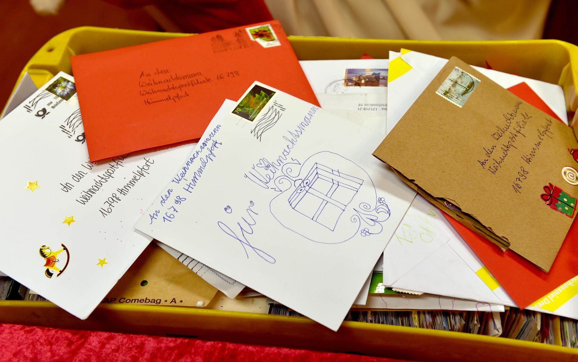 Schon Anfang Dezember sind bereits 100.000 Briefe von Kindern an den Weihnachtsmann in der Weihnachtspostfiliale in Himmelpfort eingetroffen.