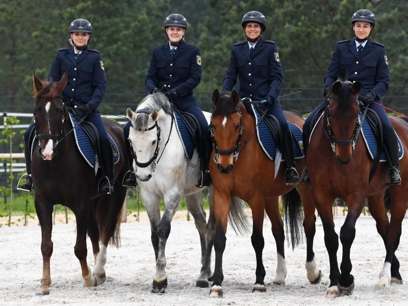 Polizistinnen zu Pferd - und nicht nur Reiterinnen in Uniform: Wer bei der Reiterstaffel der Polizei arbeitet, hat zwar auch repräsentative Aufgaben, ist vorrangig aber weiter Polizeibeamter. Foto: Ralf Hirschberger