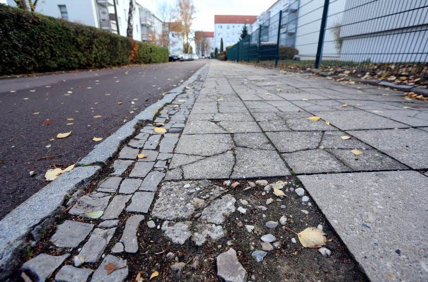 An der Johann-Rust-Straße 20a bis 22 in Bernburg wird der Gehweg neu gepflastert, weil die Stadtwerke ihn ohnehin aufbuddeln.