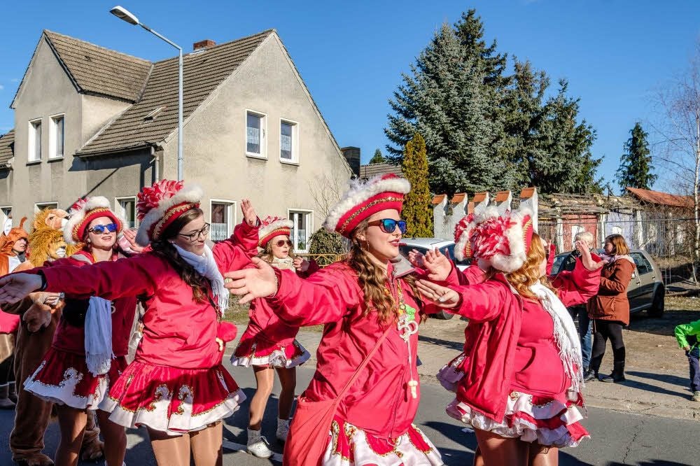 Die Funken, hier die Reinsdorfer, tanzten auf der Straße.