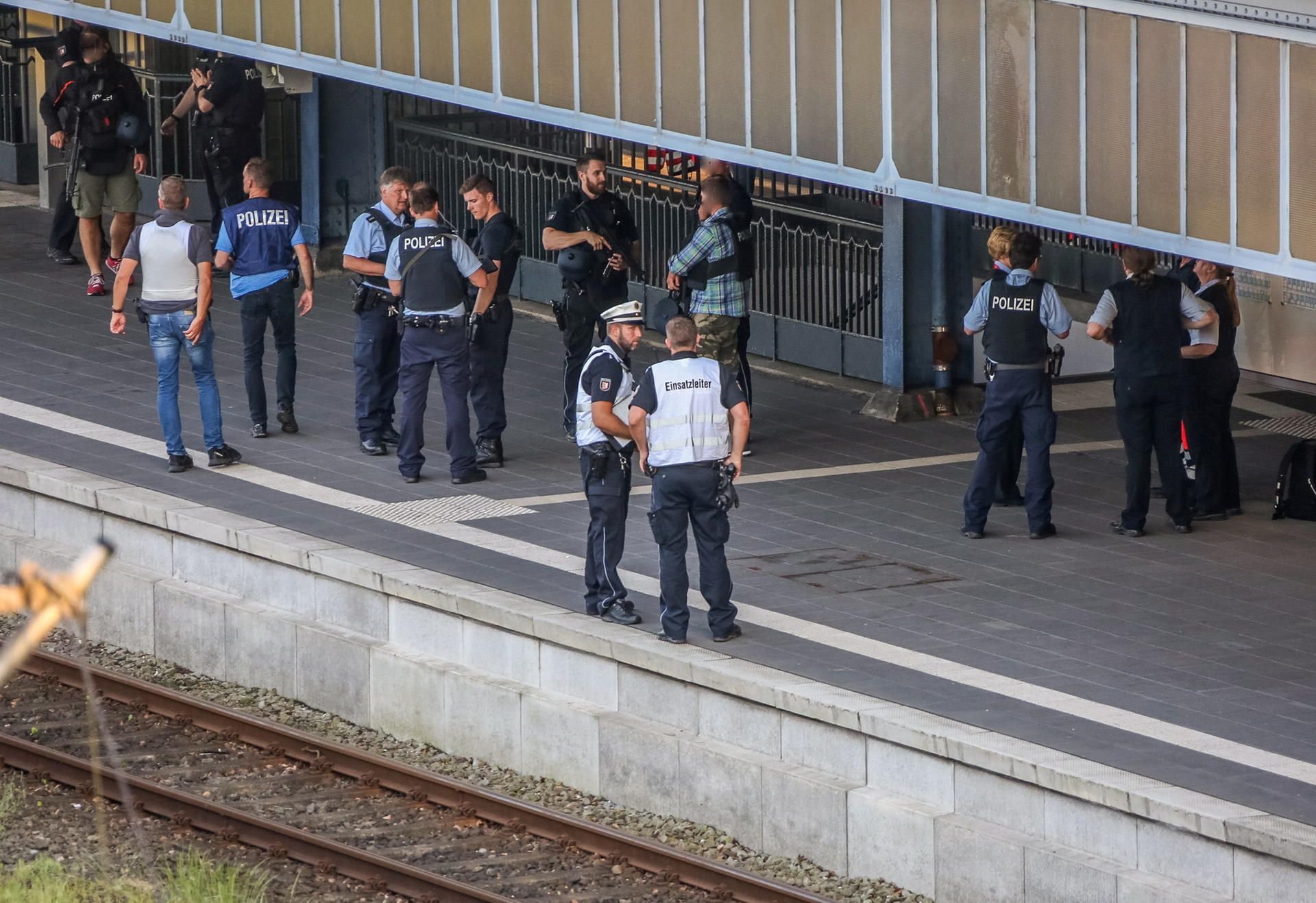 Polizisten sichern den Bahnsteig im Bahnhof.