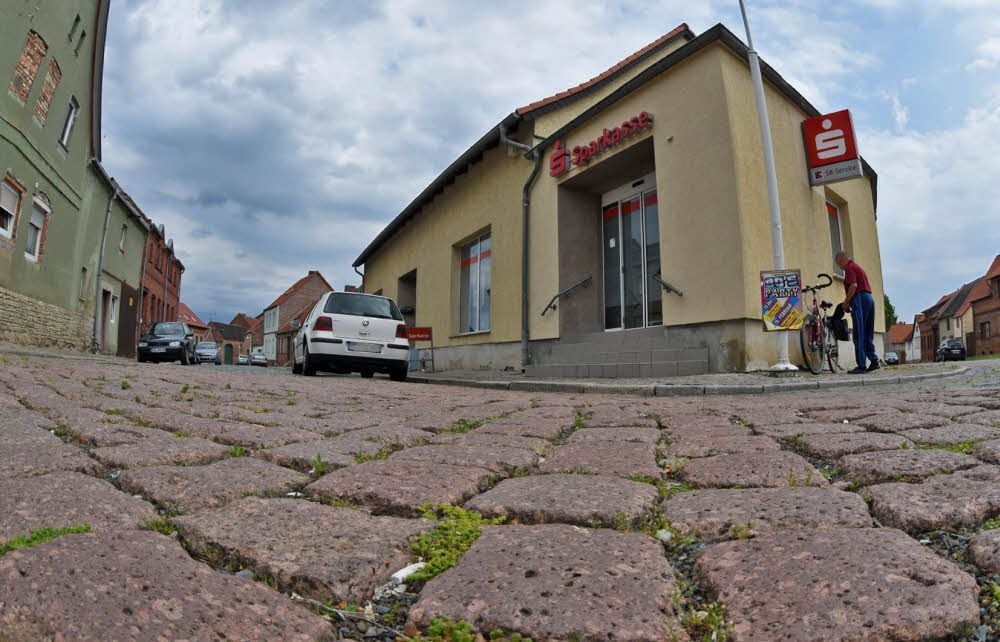 Das beidseitige Parken in der Froser Schulstraße, die dadurch sehr eng wird, hat schon für Unfälle im Kreuzungsbereich gesorgt.