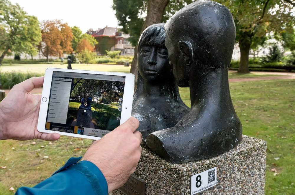 Blick in den Leunaer Plastikpark: Hier können jetzt zu jeder Plastik Informationen abgerufen werden.