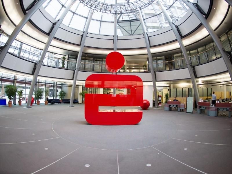 Das Logo der Sparkasse steht in einer Filiale der Hamburger Sparkasse (Haspa). Foto: Daniel Reinhardt/Archivbild