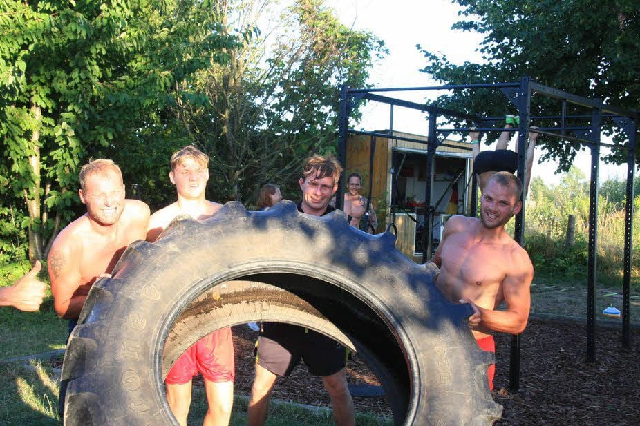Sebastian Schwab (3.v.l.) mit seiner Trainingsgruppe „Freiluftfitness“ in Leipzig.