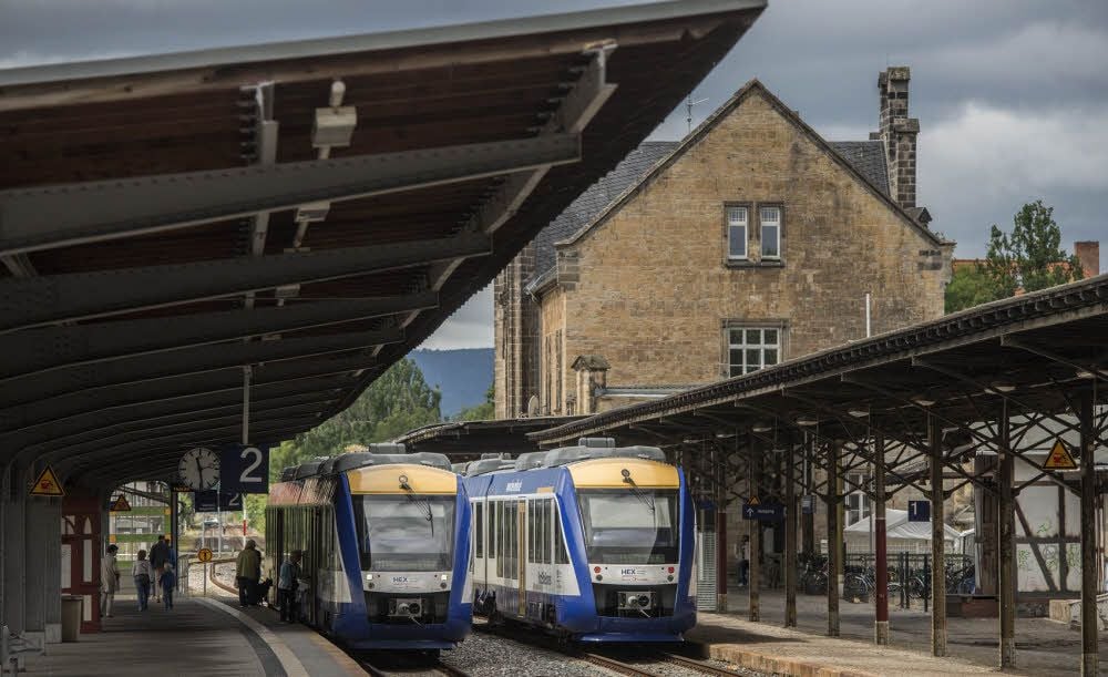 Zwei Züge vom Harz-Elbe-Express halten im Quedlinburger Bahnhof.