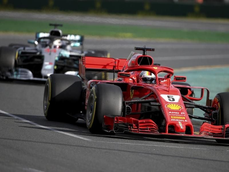 Sebastian Vettel (r) im Ferrari möchte auch in Shanghai die Nase vor Mercedes-Pilot Lewis Hamilton haben. Foto: Rick Rycroft