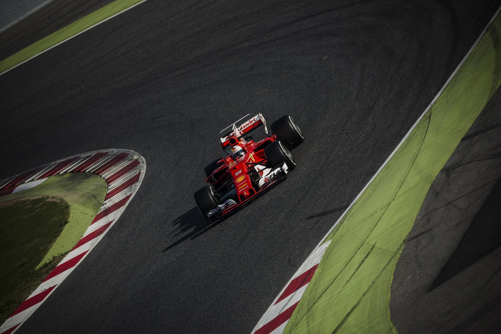 Sebastian Vettel kann mit seinem Ferrari bei den ersten Tests mithalten.