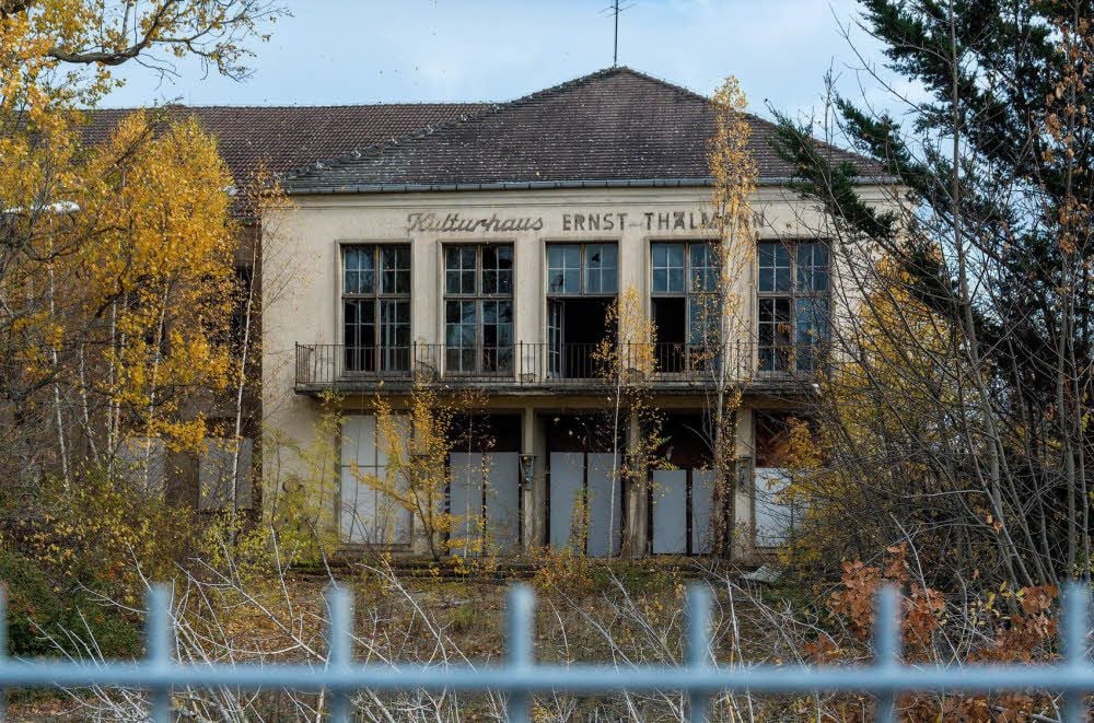 Das Kulturhaus in Krumpa ist in privater Hand, wird aber seit Jahren nicht mehr genutzt und verfällt. Jetzt gibt es Pläne für eine Umnutzung.