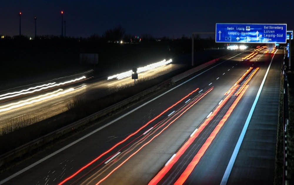 Die Betonfahrbahn auf der A9 bei Bad Dürrenberg in Richtung Berlin wird neu gebaut.