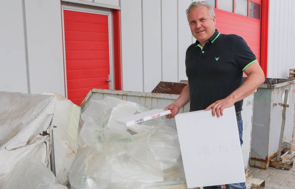 Dachdecker Andreas Schmidt mit Resten von alten Styroporplatten, die bereits kein HBCD mehr enthalten.